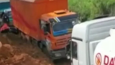 شاحنة شركة BeiBen تسير على طريق موحل