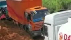 شاحنة شركة BeiBen تسير على طريق موحل