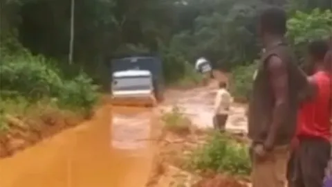 شاحنة شركة BeiBen تعبر مياه عميقة