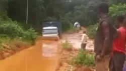 شاحنة شركة BeiBen تعبر مياه عميقة